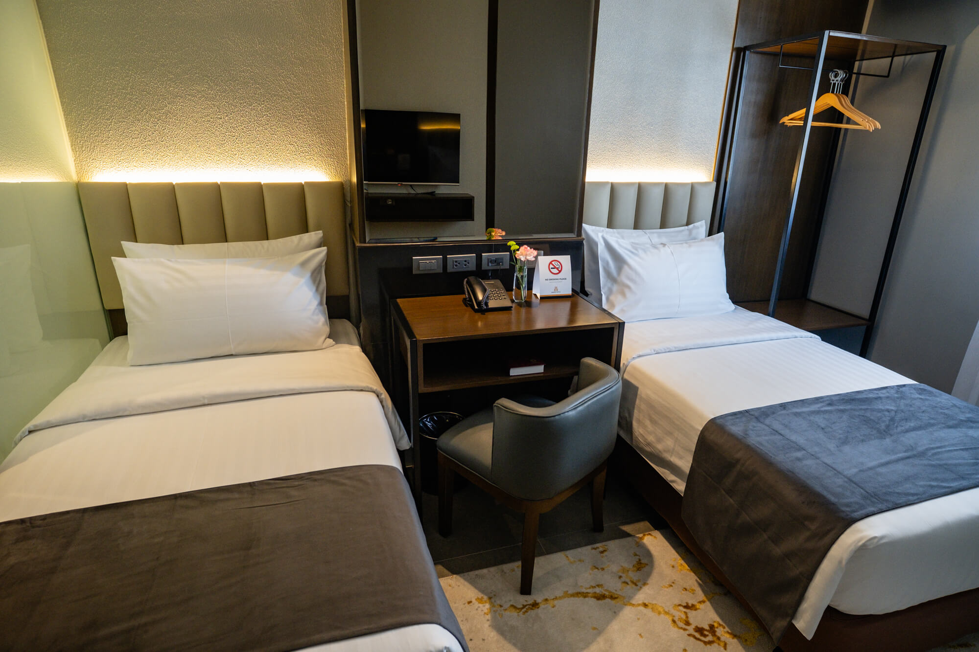 double bed hotel room 